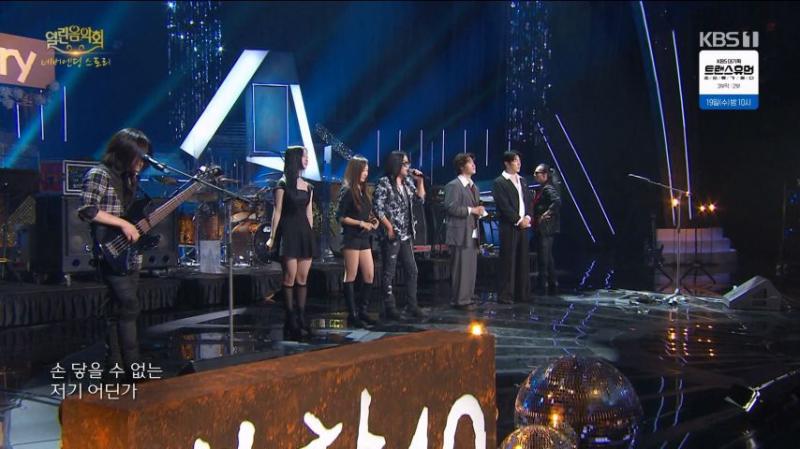 대선배들과 함께 노래하는 엔믹스 해원 표정