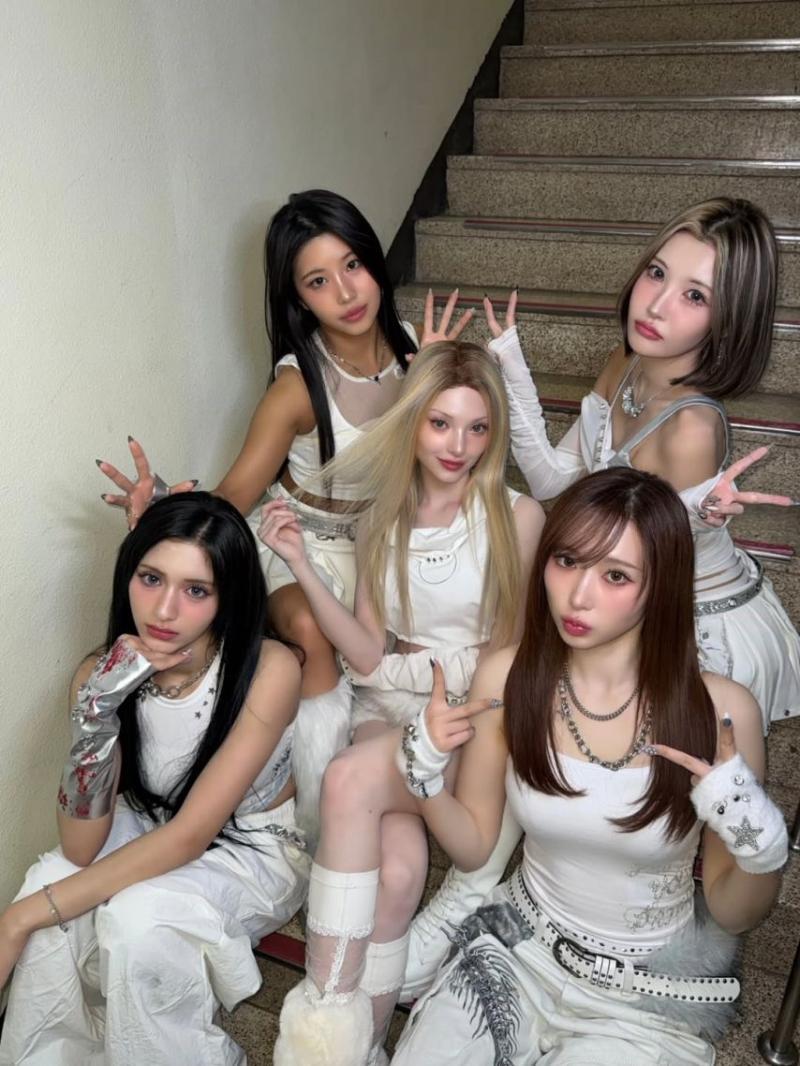 걸그룹 엑신(X:IN) 뮤직뱅크 착장 모음.jpg