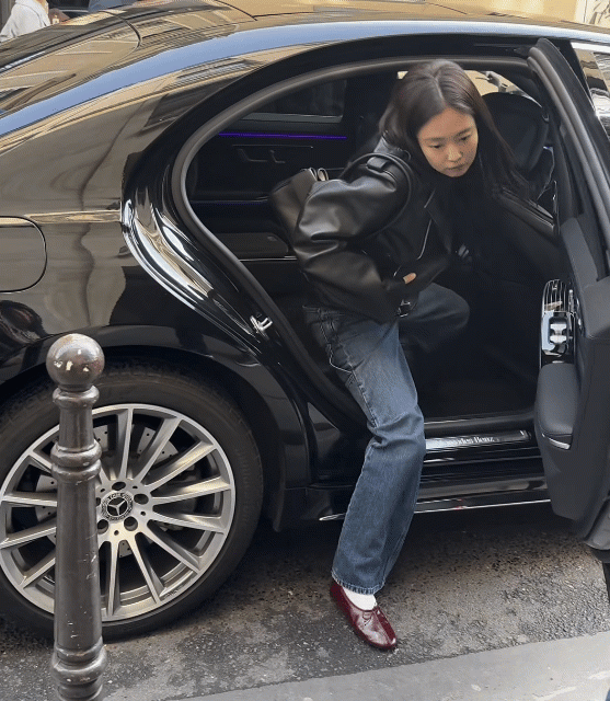 파리에서 스트레스 받는 블랙핑크 제니.gif