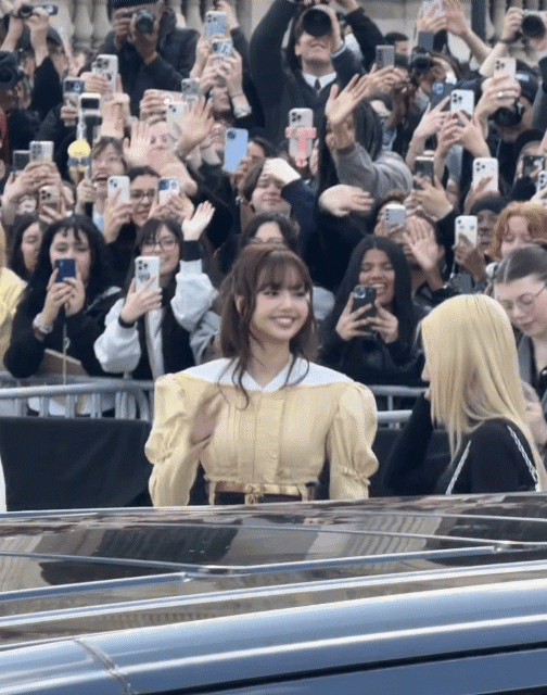 루이비통쇼에 도착한 전지현 & 블랙핑크 리사.gif