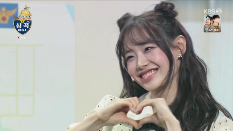 츄 하트 따라하는 나현영, 표정