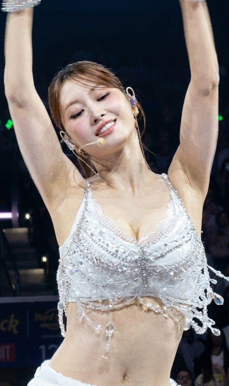 열심히 공연하는 트와이스