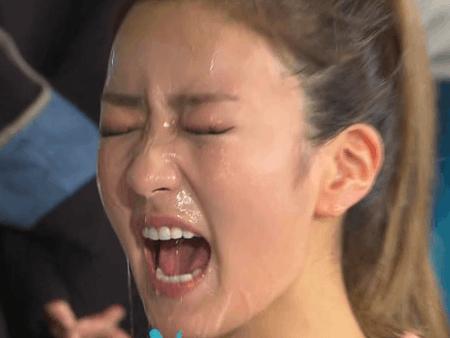 물 맞는 에이핑크 보미.gif