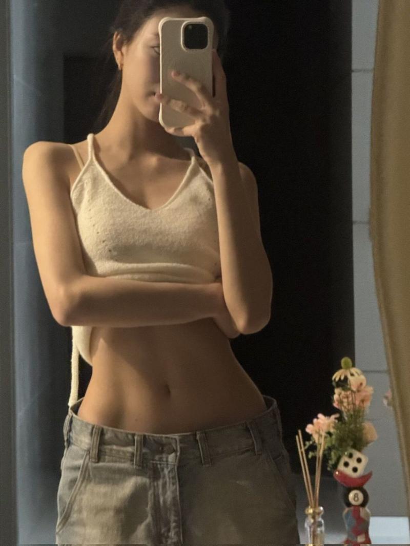 있지 유나 셀카 허리라인 배꼽 노출 몸매.jpg