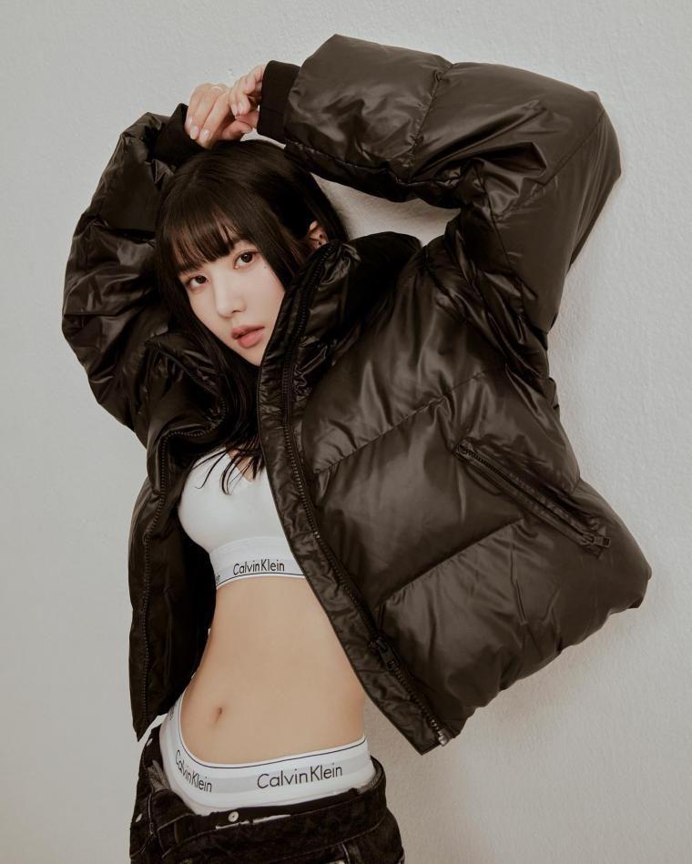 권은비 패딩속 흰색 CK 캘빈클라인 광고 촬영.jpg