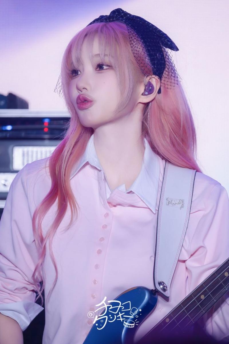 QWER 핑크색 머리 마젠타