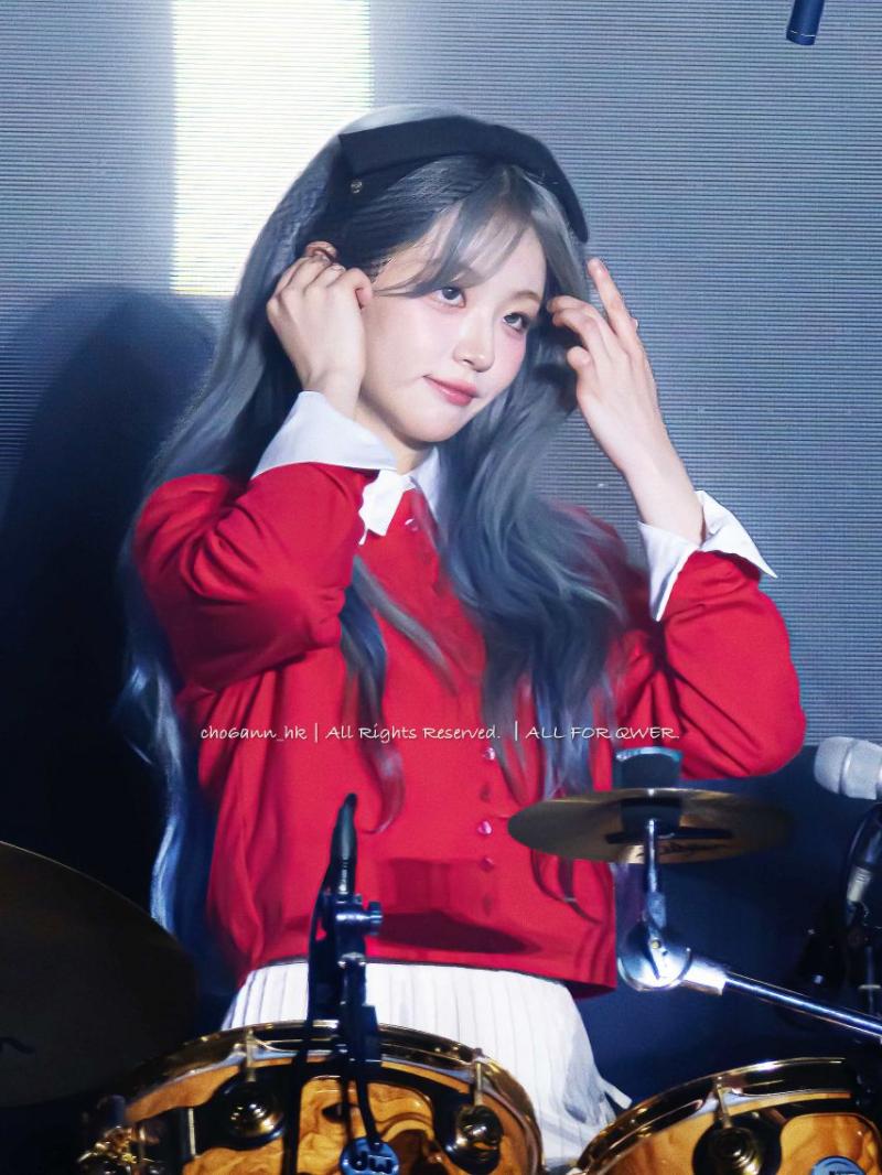 QWER 애쉬그레이색 염색한  쵸단