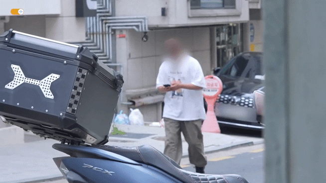 여자들이 우르르 쫓아오는 심각한 상황.gif