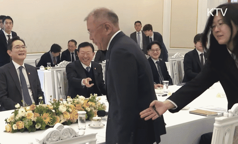 李대통령 자리 앉을 뻔한 정의선, 빵 터진 이재용