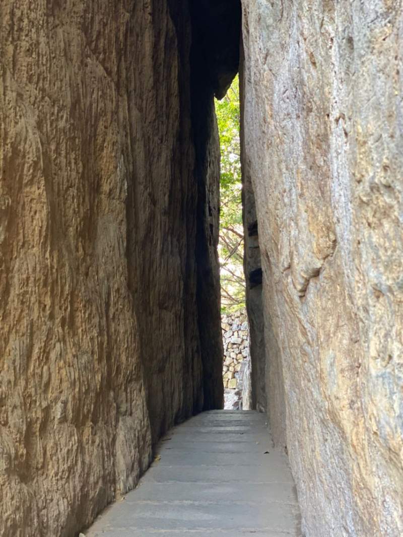 통과하려다가 끼이면 어찌 구조하니??