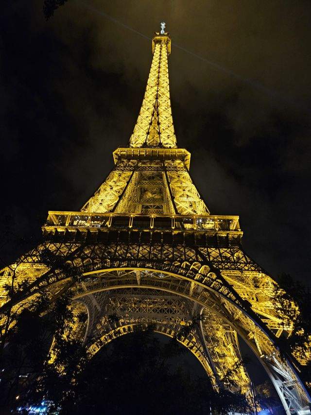 에펠탑 반지의제왕 사우론의 눈 같은데ㅋㅋ