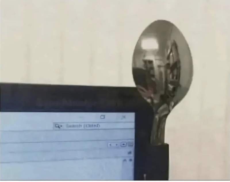 아들 컴퓨터 모니터에 숟가락이 왜 붙어있는 이유?