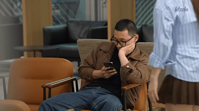 예쁜여자가 도서관에서 쪽지를 건넨다면?.gif