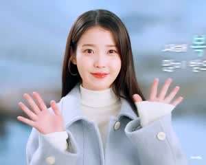하트 날리는 새해 복 아이유 . GIF