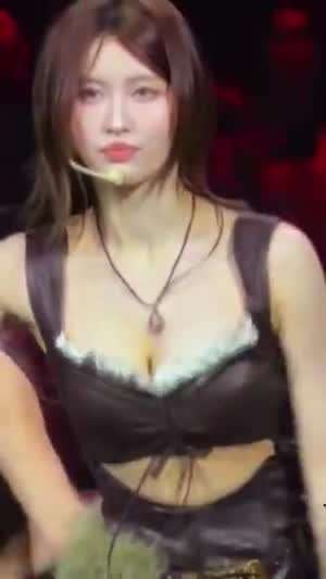 앞으로 숙이는 뒷지퍼 가죽 바디수트 트와이스 모모