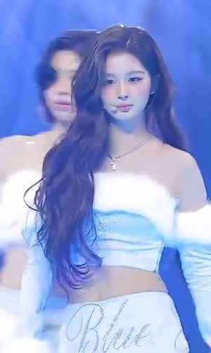 하늘색 산타 엔믹스 설윤