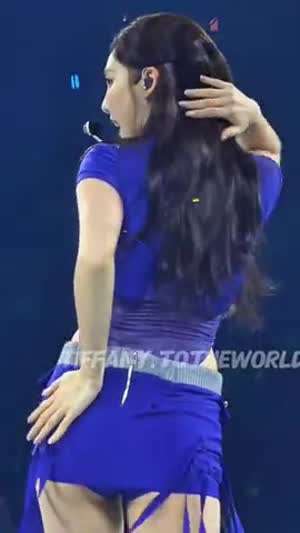 뒤에서 본 파란 의상 트와이스 월드콘서트 임나연