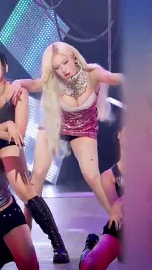 앞으로 숙인 전소미 어마어마한 피지컬