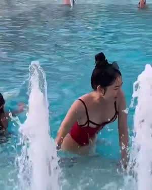 수영복 입고 물 위로 나오는 황승언 가슴골.mp4