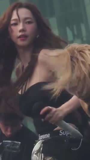 워터밤 에스파 카리나 초근접 가슴골 샷.mp4