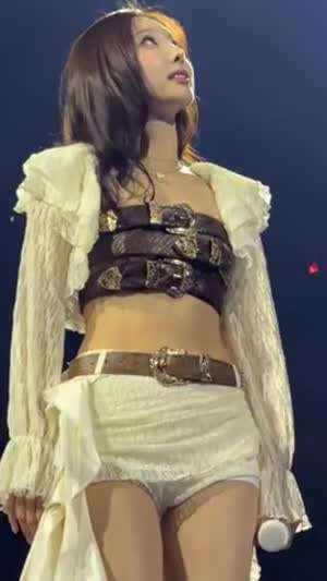 살짝살짝 웃는 게 매력인 트와이스 나연