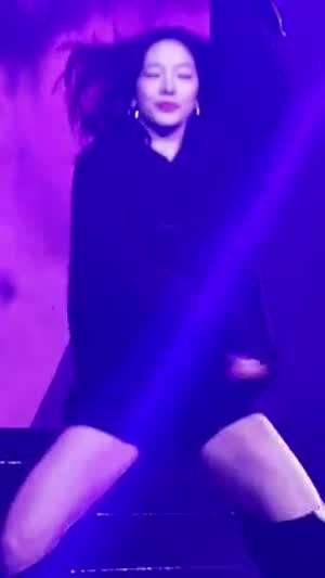 큰 후드티 검정핫팬츠 허벅지 르세라핌 카즈하