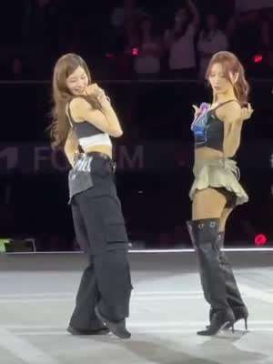 시크하게 엉덩이 딱 한번만 튕기는 트와이스 사나 모모