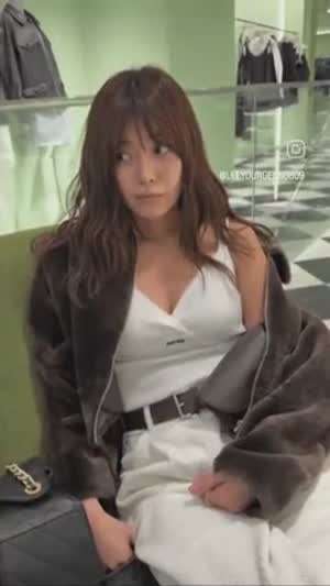 서울패션위크 포토월 행사에 참석한 43세 배우 이영은.jpg