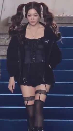 계단 내려오면서 스타킹 정리하는 빌리 츠키