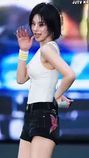 있지 예지 젖은 단발 머리 밀착 민소매 봉긋 가슴.mp4