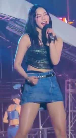 스테이씨 아이사 블랙 끈나시 청치마