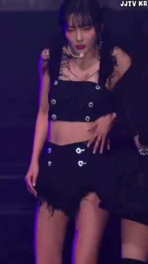 털달린 크롭 민소매 레드벨벳 슬기