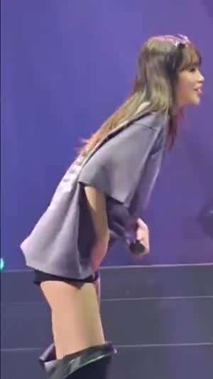 박스티 검정핫팬츠 허벅지 머리에 선글라스 얹은 르세라핌 김채원