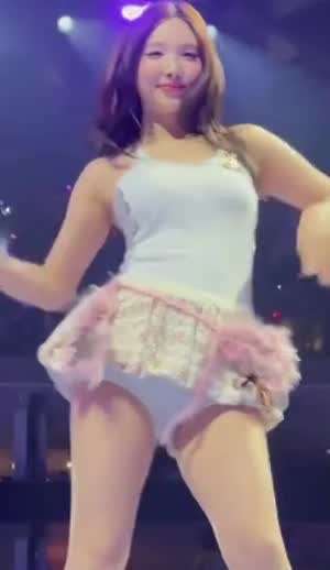 트와이스 나연 속바지 보다 짧게 자른 초미니