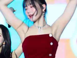 두팔 드는 스테이씨 아이사 빨간 오프숄더 의상 겨드랑이