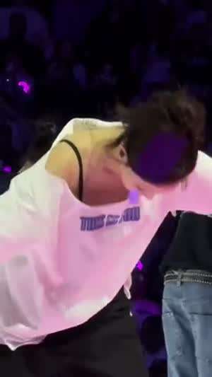 양손 잡힌채로 90도 인사하는 트와이스 나연 모모