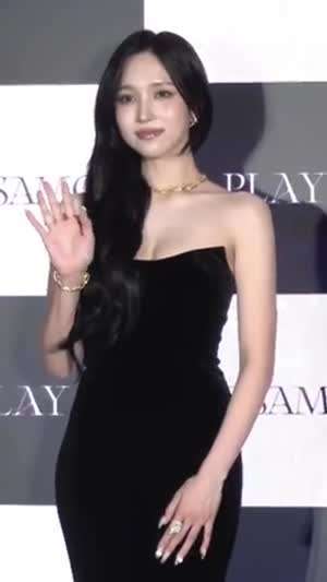 오프숄더 블랙 드레스 트와이스 미나 고급진 자태