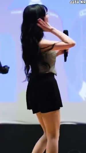 리본 오프솔더 가슴골 권은비