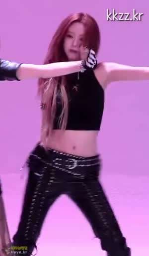 골반에 걸친 ITZY(있지) 유나