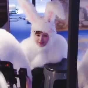 거울 앞의 토끼 트와이스 사나