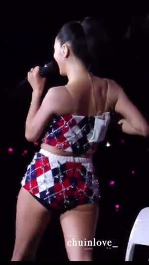 포니테일 블랙핑크 지수 뉴욕콘서트 찰진 허벅지