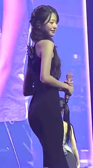 검정 미시룩 원피스 입고 사운드 체크하는 아이브 장원영