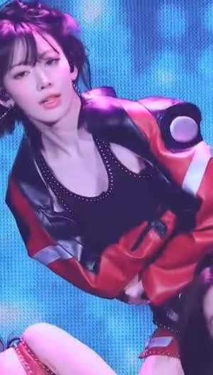 앞으로 숙이는 바이커 자켓 속 검정 크롭나시 르세라핌 사쿠라 복근