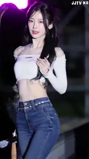 설레게 하는 오마이걸 아린 봉긋 크롭티 복근.mp4