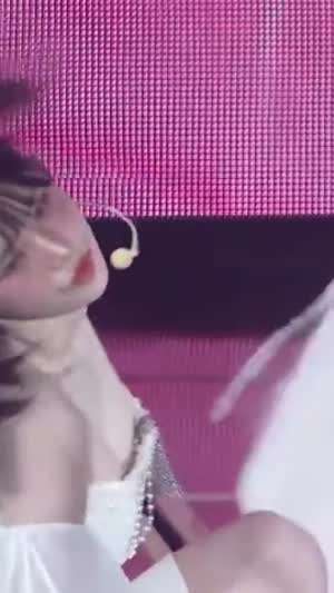 프로미스나인 송하영 오프솔더 드레스 뽀얀 피부 가슴골.mp4