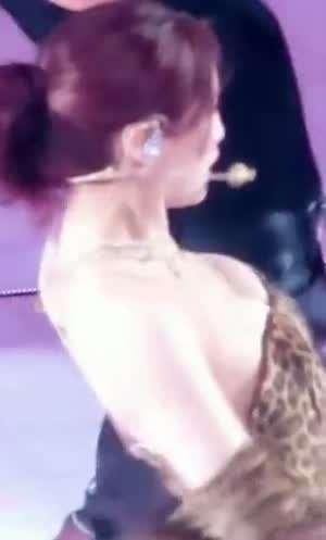 위에서 본 가슴 튕기는 호피 의상 트와이스 모모 바운스