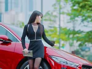 빨간차 침발라서 찜하는 아이유 . GIF