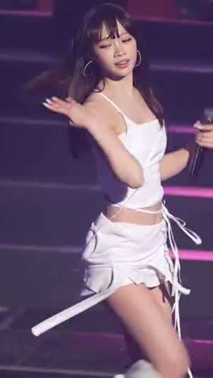 엉덩이, 어깨 살랑살랑 흔드는 화이트 의상 르세라핌 김채원