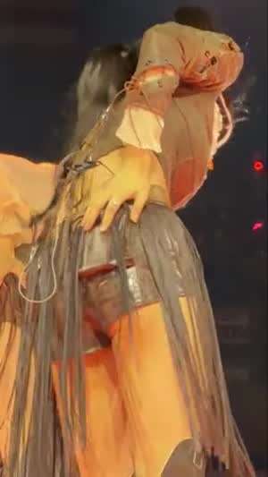 가죽 핫팬츠 뒤태 양갈래 머리 트와이스 쯔위