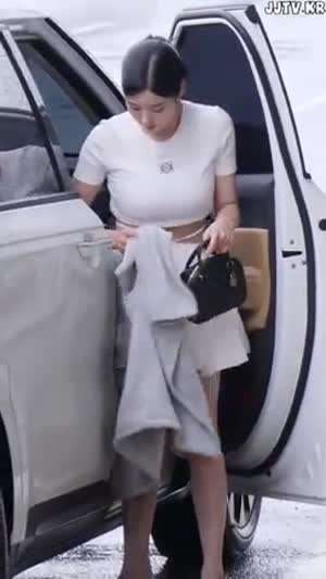 공항에서 묵직한 크롭 흰티 권은비